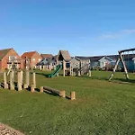 بيت للعطل Sea View The Lookout At The Bay Village 2 Bed Sleeps 5 Dog Friendly Free Leisure Facilities Direct Access Pub And Shop Click To View Photos